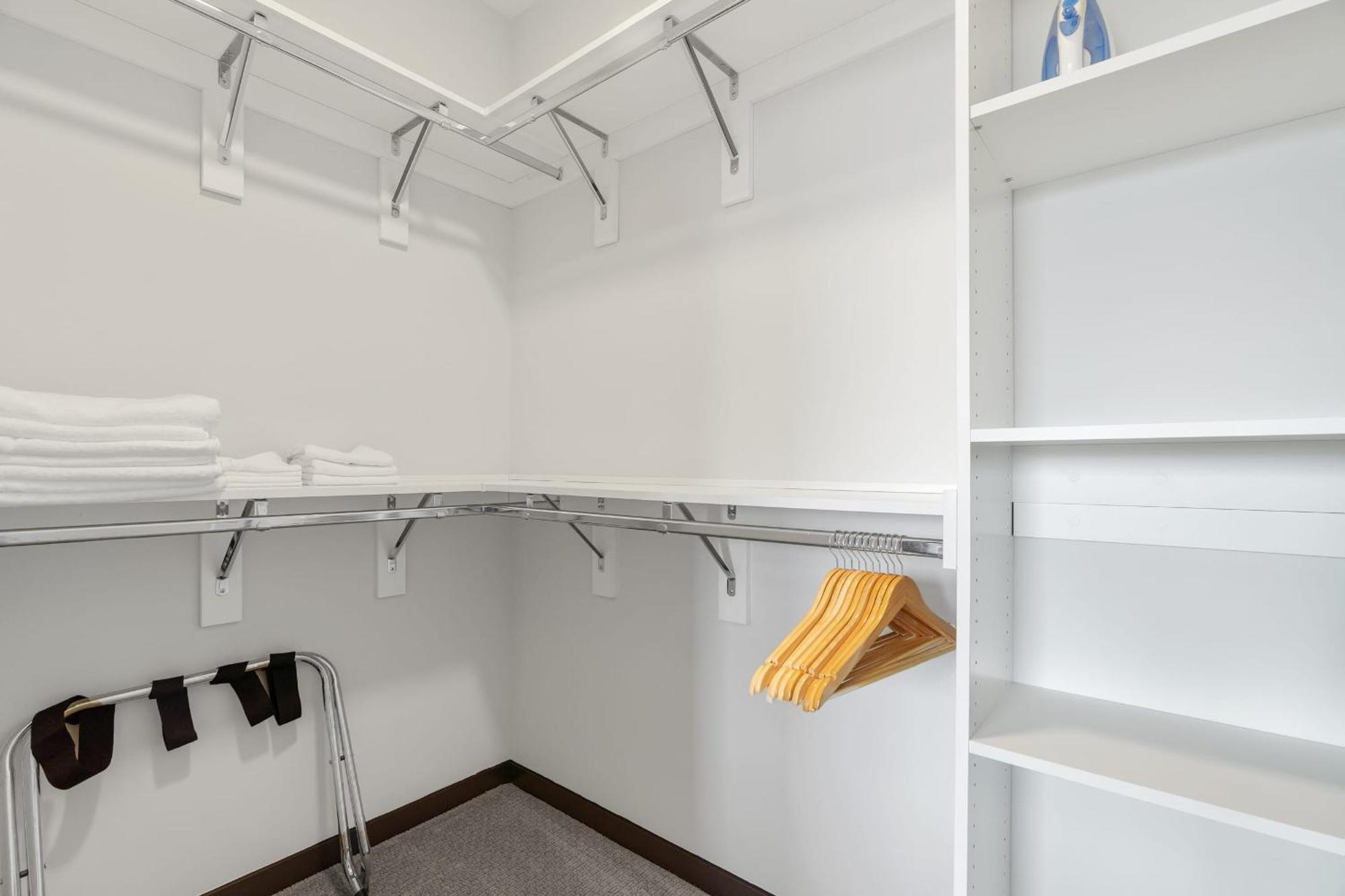 Cozysuites On Mass With Garage Parking #7 Индианаполис Экстерьер фото