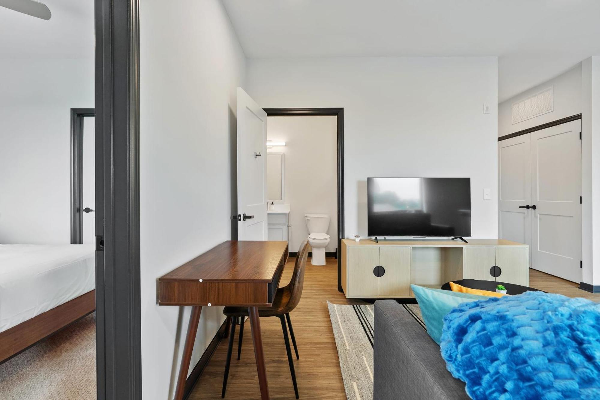 Cozysuites On Mass With Garage Parking #7 Индианаполис Экстерьер фото