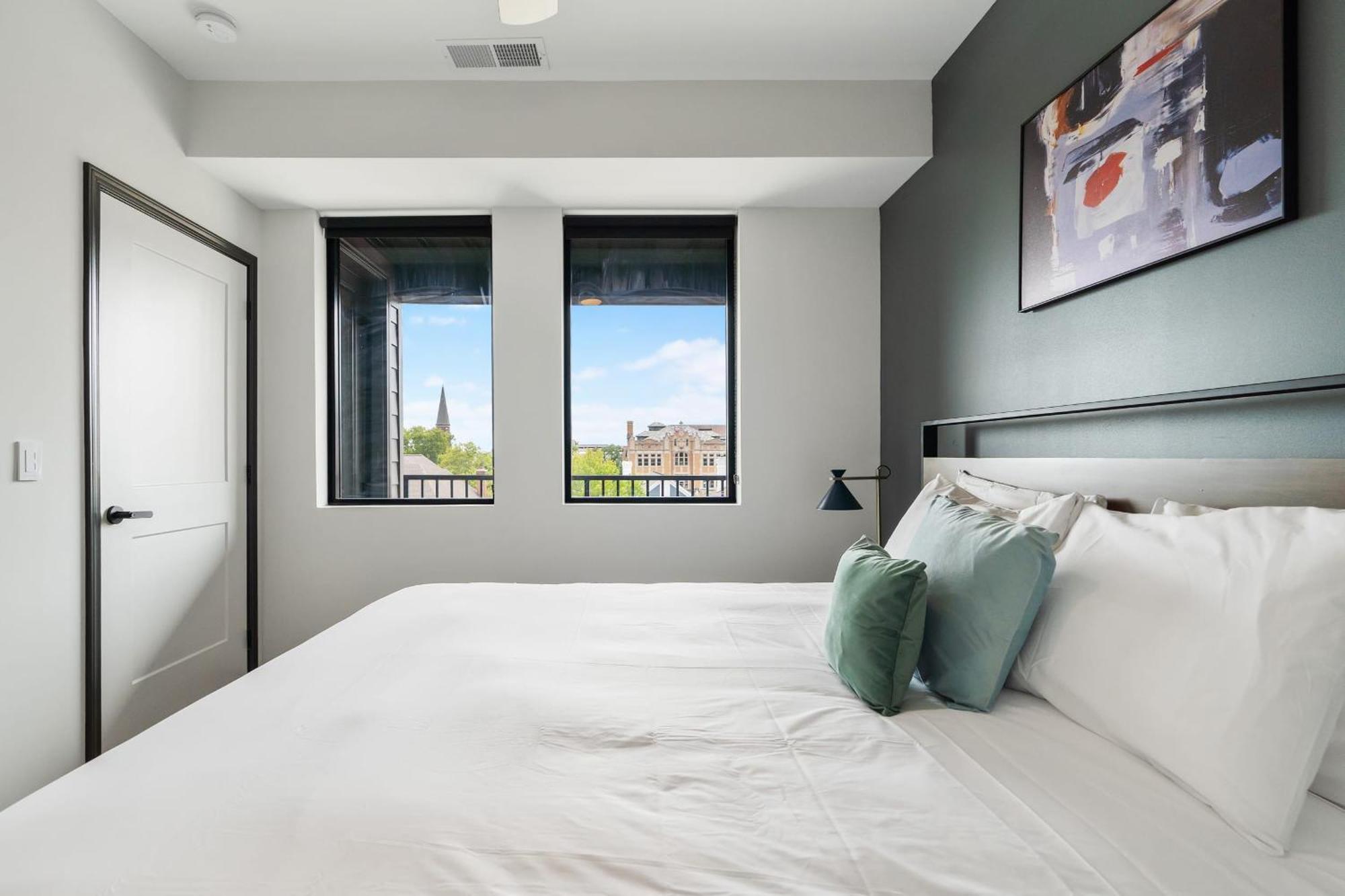 Cozysuites On Mass With Garage Parking #7 Индианаполис Экстерьер фото