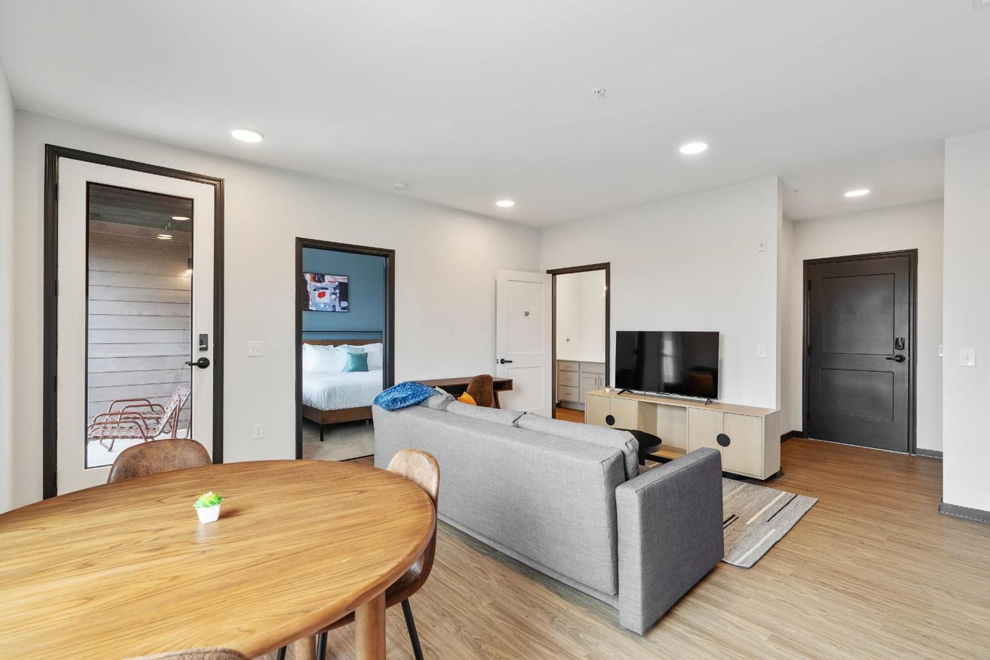 Cozysuites On Mass With Garage Parking #7 Индианаполис Экстерьер фото